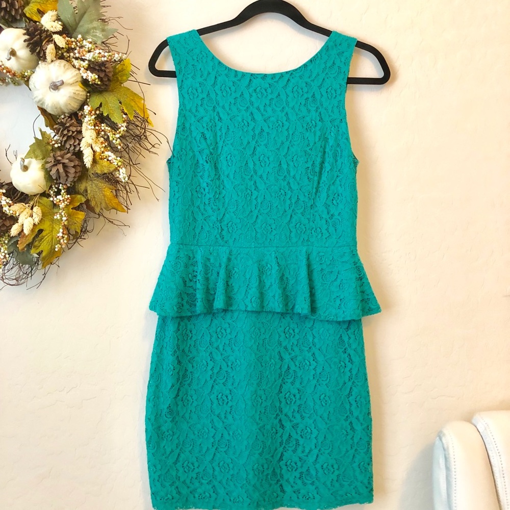 Bisou Bisou V-cut back shift lace dress size 8